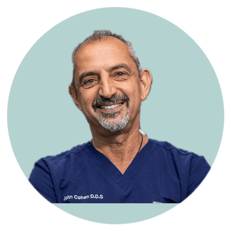 Dr. John Cohen, DDS, dentista principal y propietario de Family Dental Plus